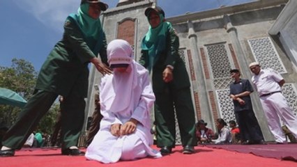 Flagelados en público por incumplir la ley islámica en Indonesia