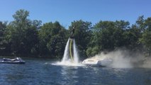 Tel un super héros, il utilise un flyboard pour éteindre l'incendie d'un bateau