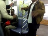 Un homme courageux stop une bagarre dans le métro