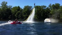 Il éteint un feu de bateau avec son flyboard... Complètement dingue!