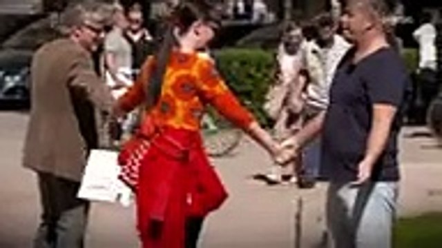 Je suis sérépositif , toucher moi . Attendez de voir la réaction des passants.