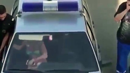 سيدة غاضبة ترتدي "البكيني" تحطّم زجاج سيارة الشرطة !