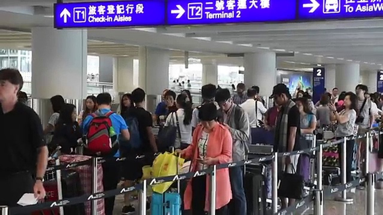 Abarrotado de gente el aeropuerto de Hong Kong tras el paso del tifón Nida