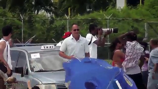 Пляж, где над головой летают самолеты