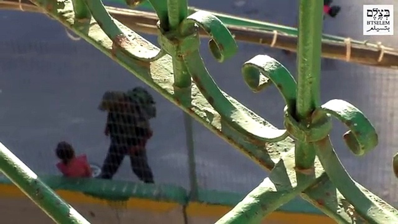 جندي إسرائيلي ينكل بطفلة فلسطينية ويسرق دراجتها