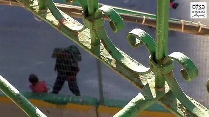 جندي إسرائيلي ينكل بطفلة فلسطينية ويسرق دراجتها