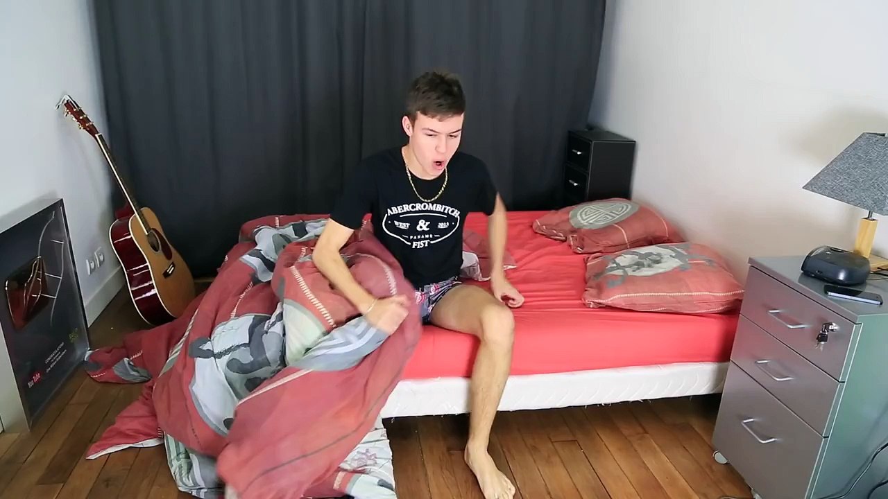 CE MEC... - Dans son lit