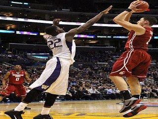 Despite NBA Finals letdown, Warriors are favored by Vegas to win 2017 title