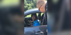 Un policier va faire une énorme frayeur à une conductrice !