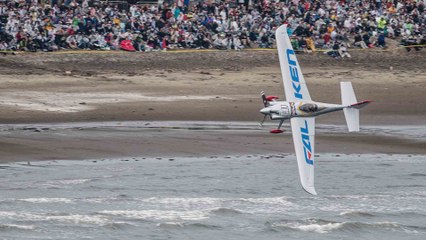 Hometown Hero Yoshi Muroya Claims the Podium in Chiba | Red Bull Air Race 2016
