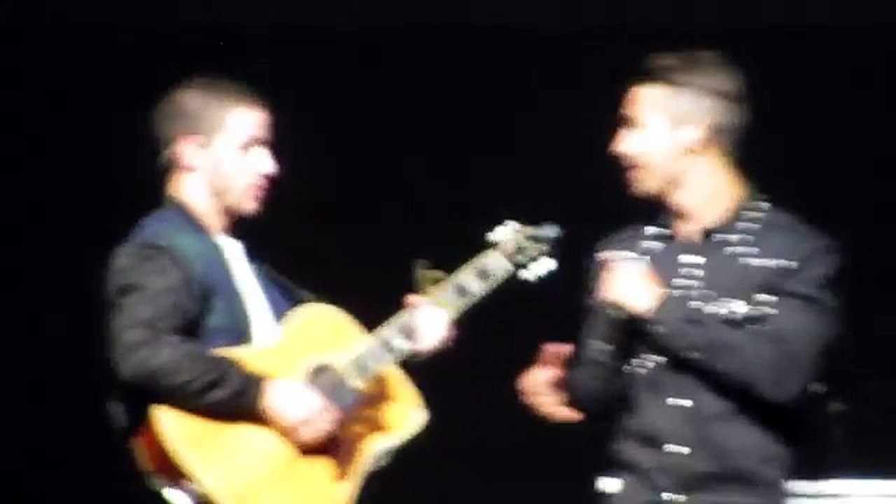 Joe Jonas y Demi Lovato recrearon escena de "Camp Rock"