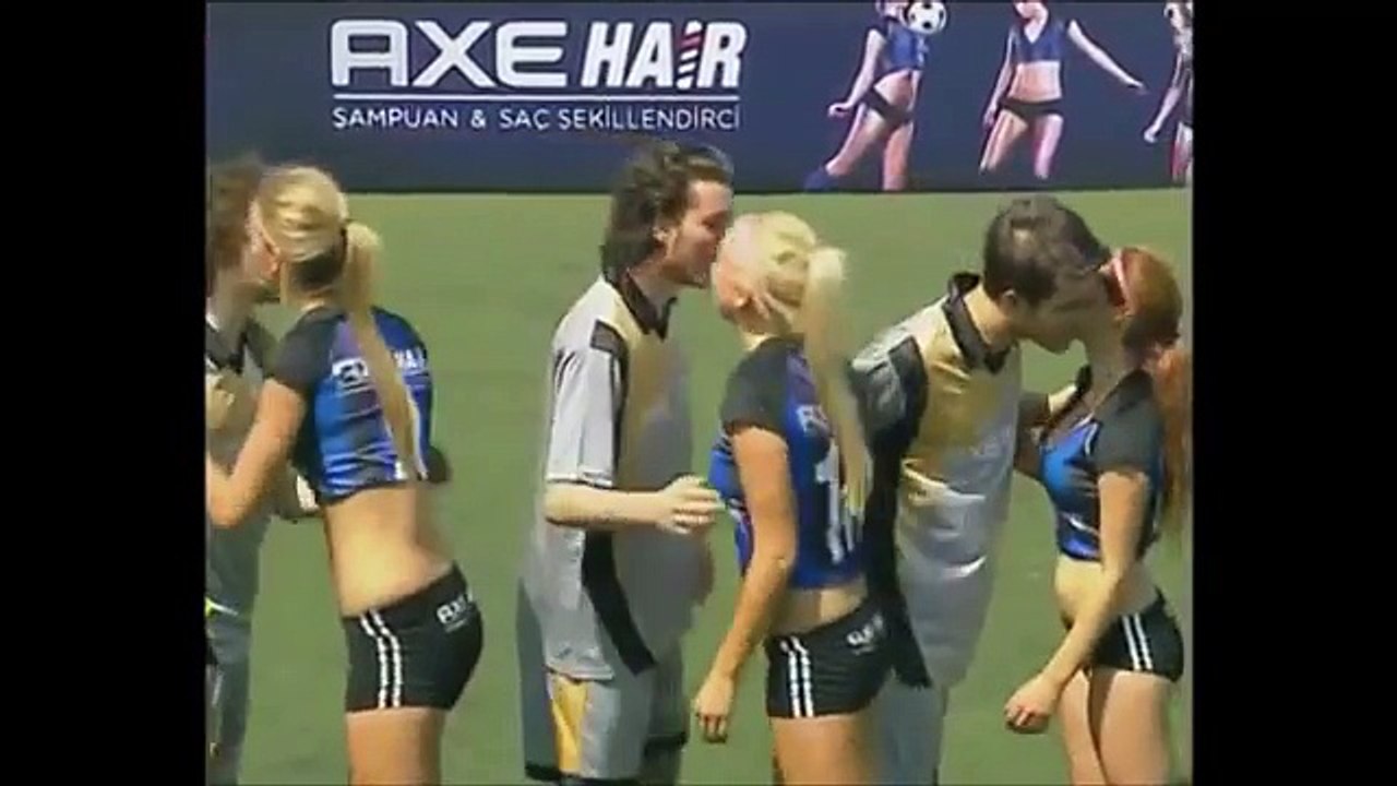 KADINLAR VE ERKEKLER FUTBOL OYNARSA