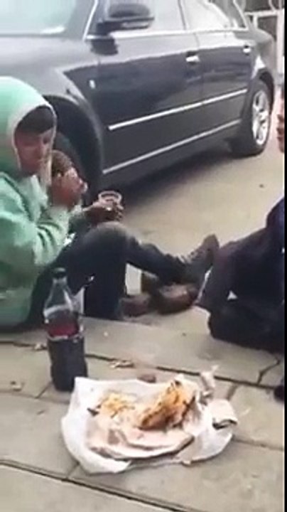 Sokak çocuğu küçük Barıştan harika türkü, dinlerken gözlerim doldu