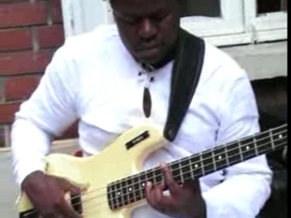 Bisou Bass, Makossa sur la 4 Cordes (CAMEROUN)