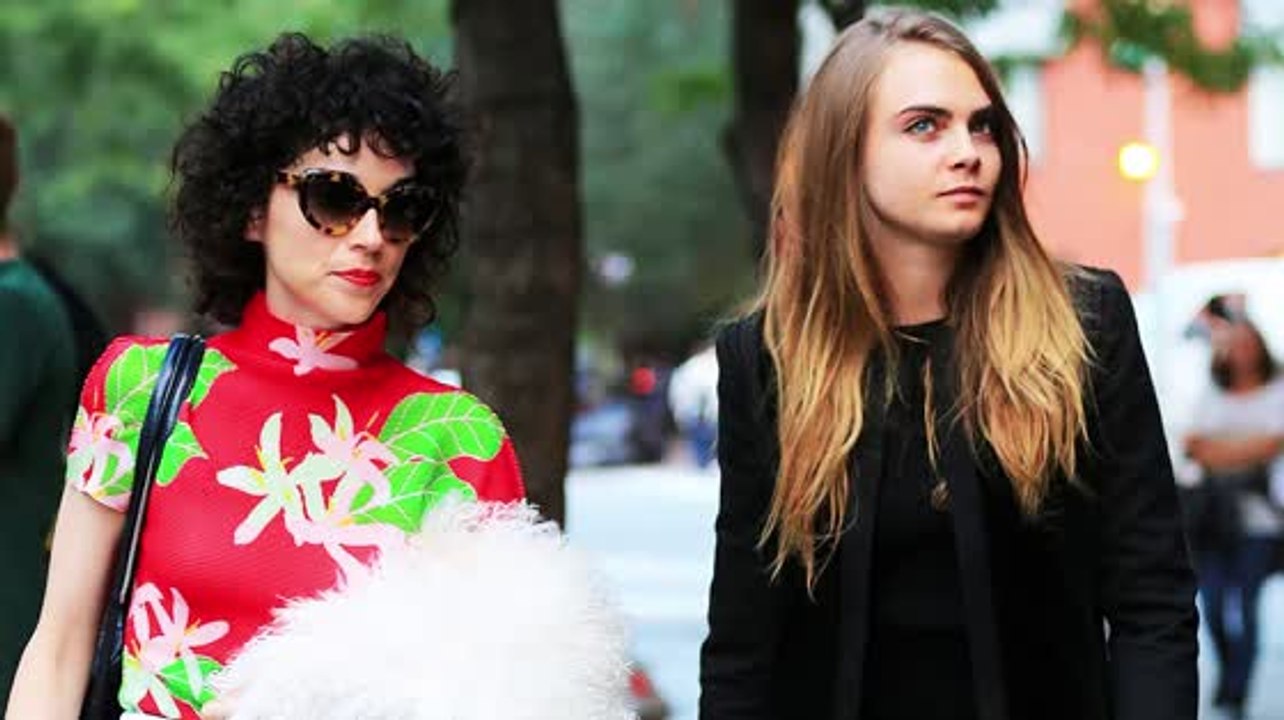 Cara Delevingne spricht darüber, dass sie Liebe versteht und mit einer Frau zusammen ist