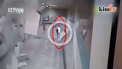 Man escapes ceiling collapse in Shanghai metro