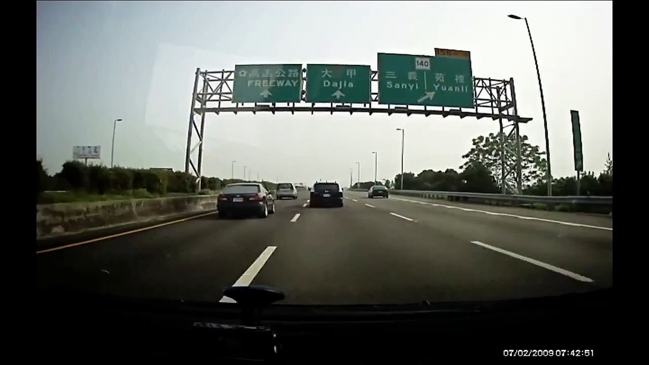 Un accident de voiture impressionnant : chauffeur éjécté