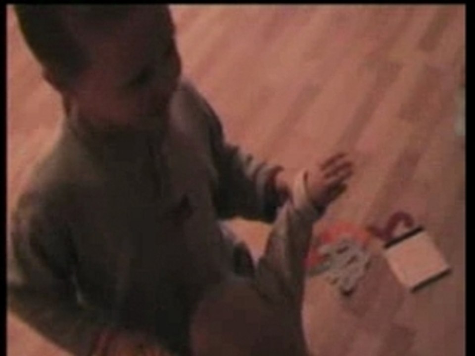 2007 07 23 Juillet - Ewan fait marcher Noah 2