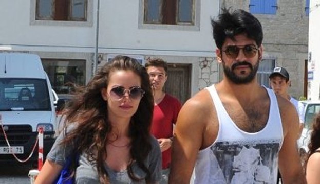 Burak Özçivit ve Fahriye Evcen'in Aşk Tatili Devam Ediyor