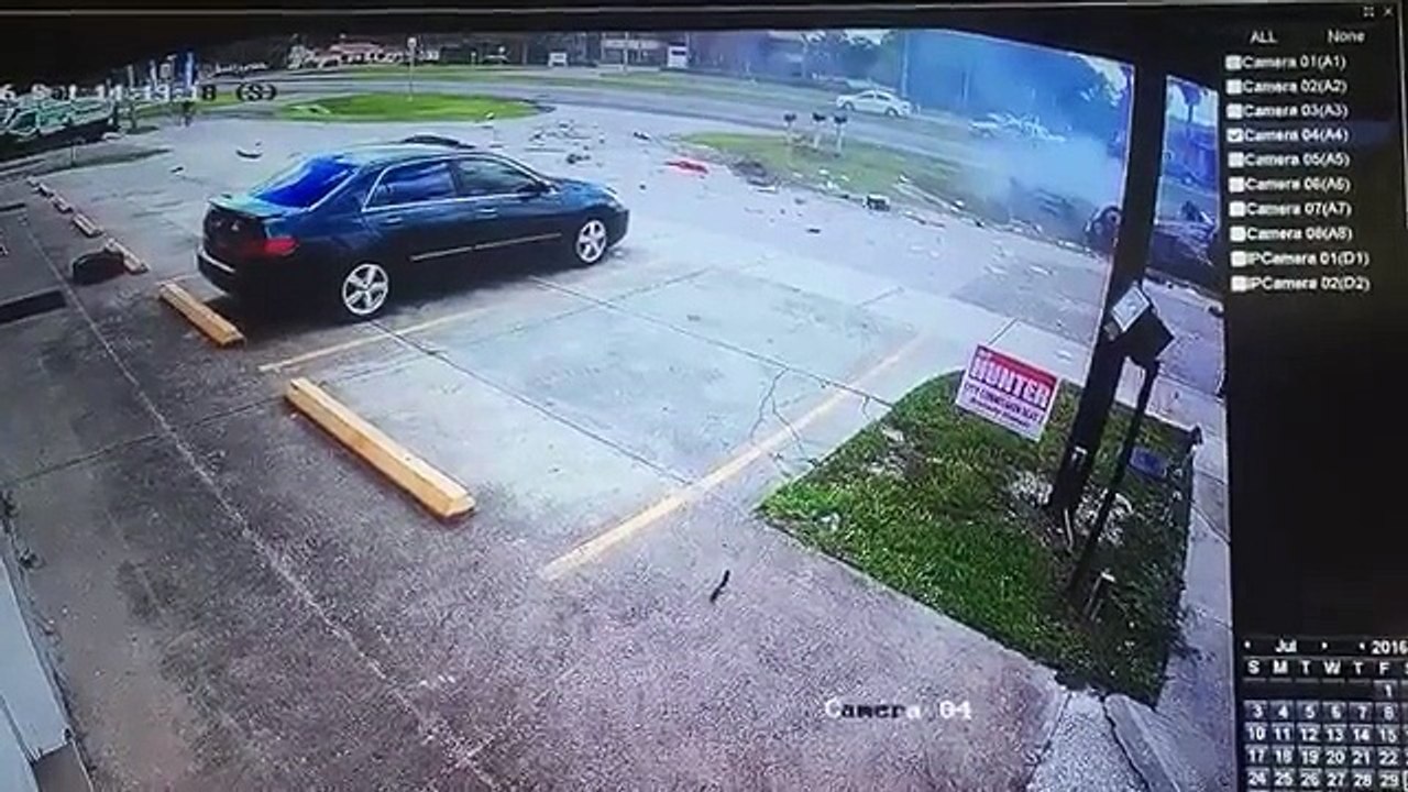 Un automobiliste sort indemne d'un terrible accident de voiture.. Comment c'est possible???