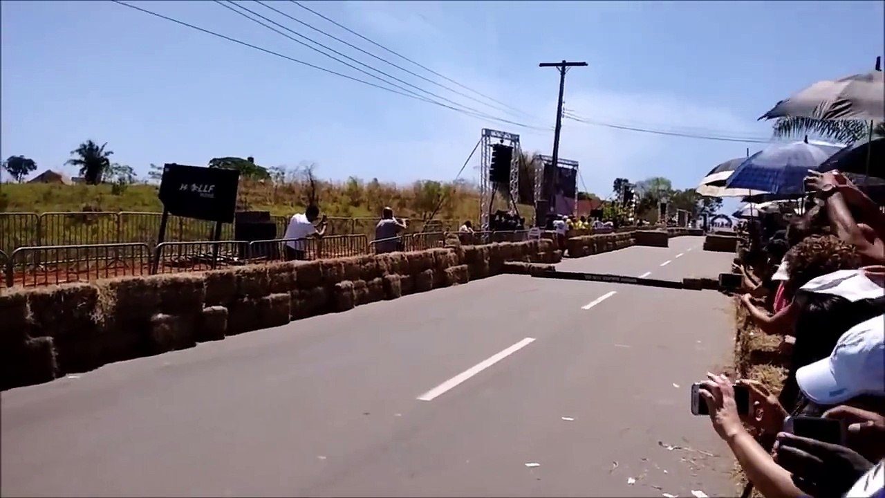 Un gars déguisé en Minion sur son karting se prend une belle gamelle... ahaha