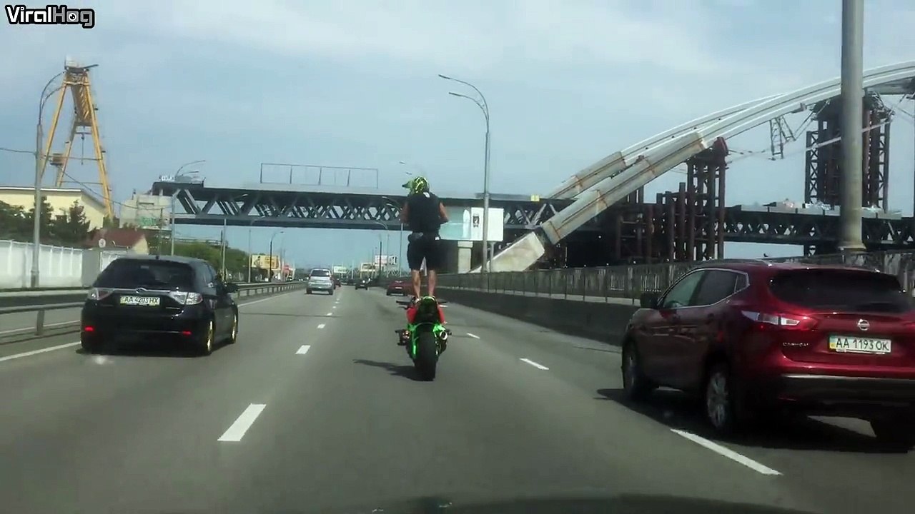 Debout sur sa moto en pleine autoroute... Dingue