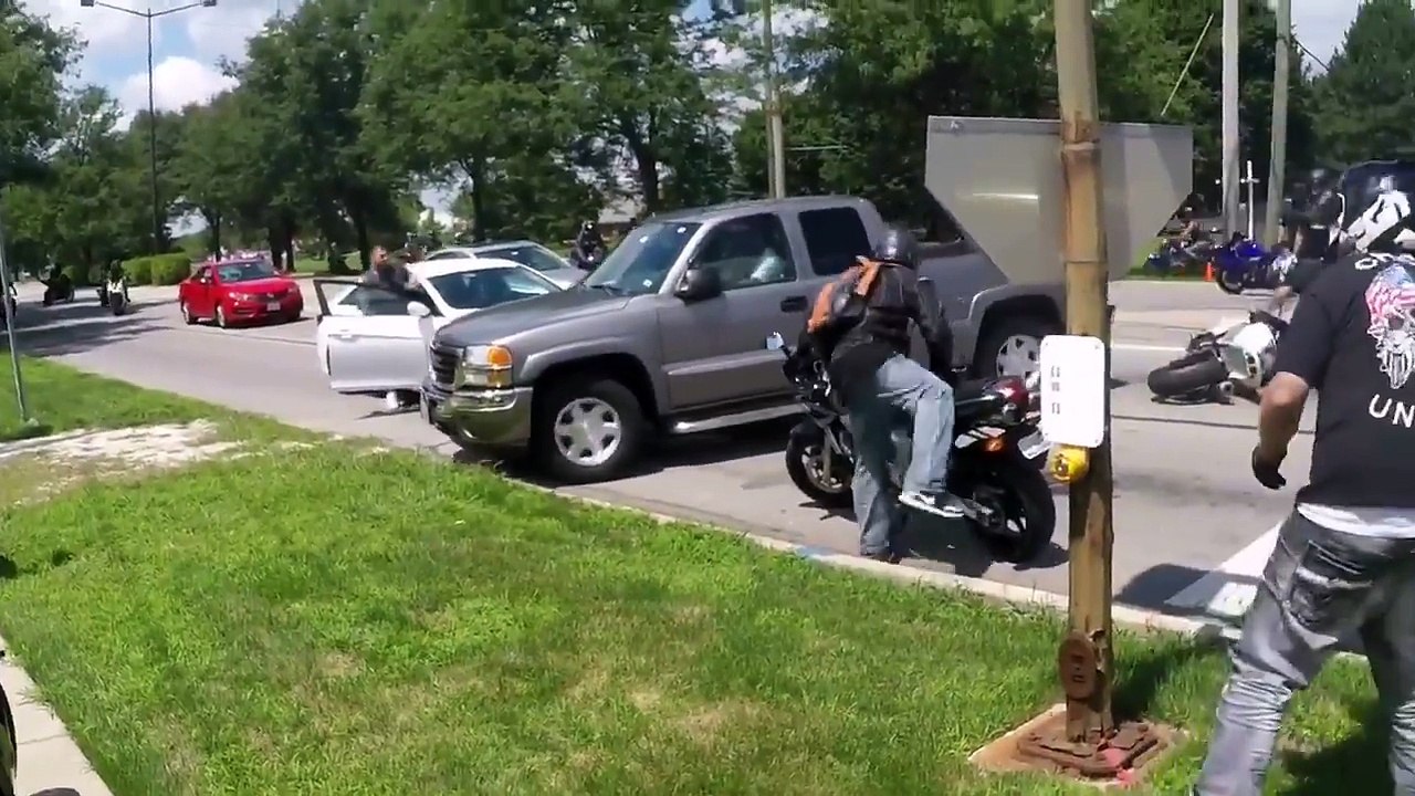 Un chauffard essaie d'écraser des motards qui bloquent la route - Road rage impressionnant