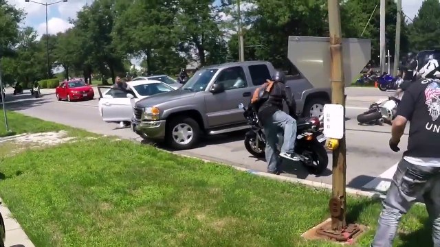 Un chauffard essaie d'écraser des motards qui bloquent la route - Road rage impressionnant