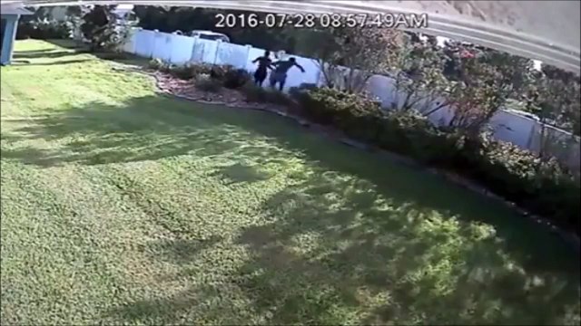 Ce flic prend un petit raccourci pour choper les fuyards