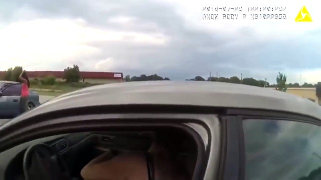 Une femme prend la fuite en faisant chuter un policier