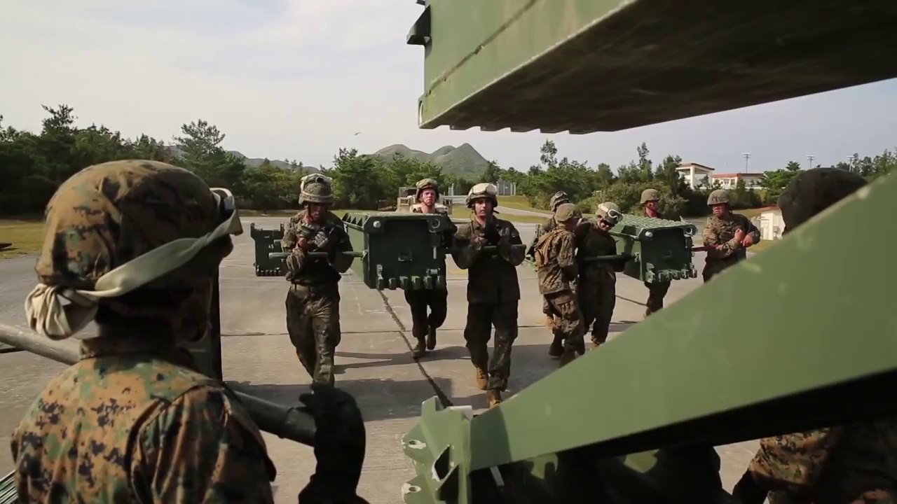 US Marines Building a Several Tons Bridge Helped Only By Their Hands