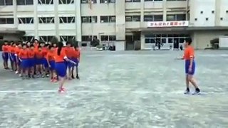 Азиатские дети прыгают через скакалку