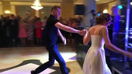 Les mariés émerveillent les convives avec une chorégraphie très bien réalisée !