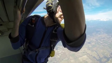 Download Video: Il fait un malaise en plein saut en parachute... DIngue