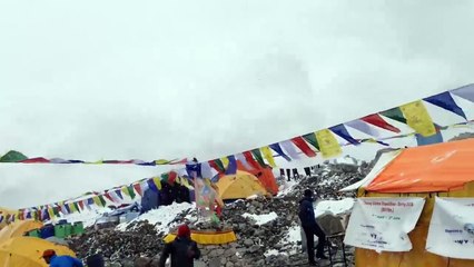Frappés de plein fouet par une avalanche dans l'Everest