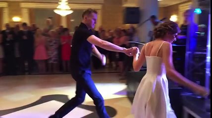 Le couple se place au milieu de la piste, mais quand la musique commence, c'est hallucinant !