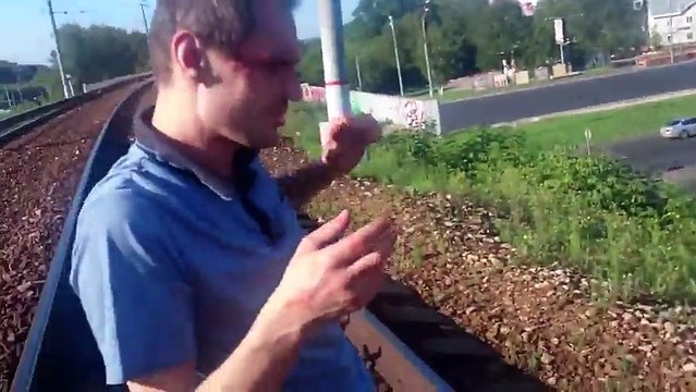 Алкаш на рельсах в Тушино - дайте мне направление