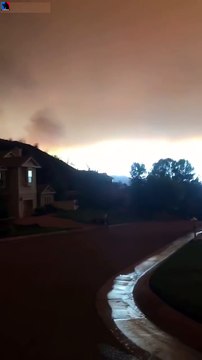 Un canadair se décharge au-dessus de Los Angeles pour lutter contre les incendies