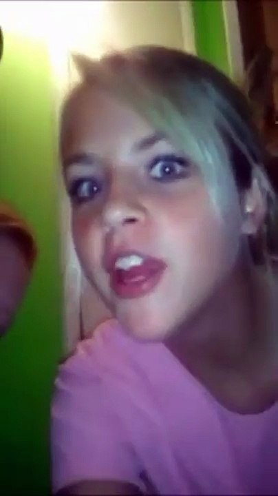 Des bruits suspects dans la chambre de sa mère, OUPS!