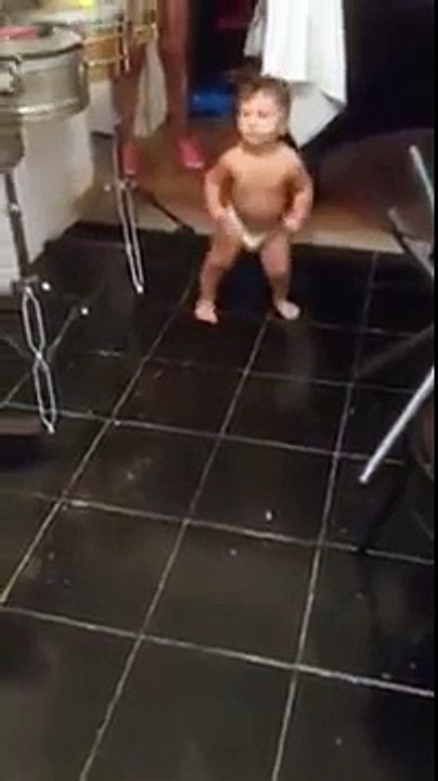 Ce bébé a le rythme dans le sang. Ses pas de danse sont à mourir de rire !