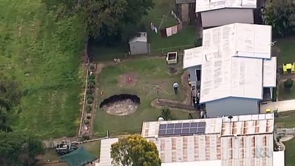 Un couple découvre un trou d'eau géant dans son jardin en Australie