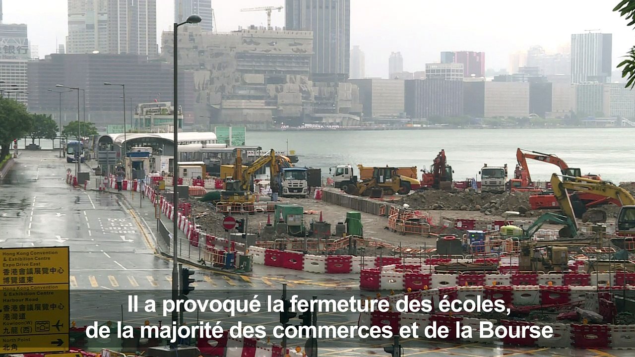 Hong Kong au ralenti après le passage du typhon Nida