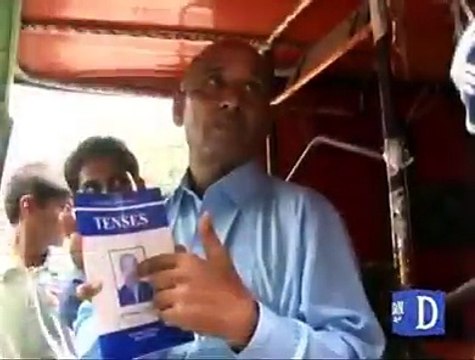 ملئے اس رکشہ ڈرائیو رسے جس نے خود ایم اے انگلش، ہسٹری اور ایم ایڈ کیا ہے لیکن یہ غربت کی وجہ سے اپنے بچوں کو نہیں پڑھاسک