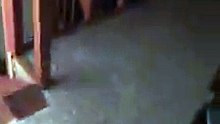 Un bruit provient d’une pièce de sa maison. Ce qu’il filme dans les escaliers lui glace le sang !