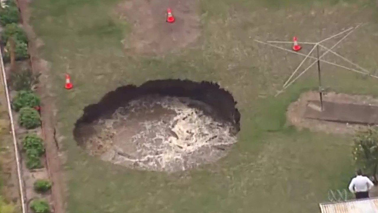 Un trou géant rempli d'eau et de vagues dans le jardin de deux australiens !
