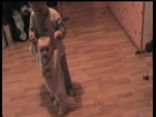 2007 07 23 Juillet - Ewan fait marcher Noah 1