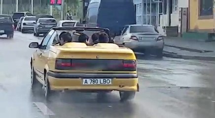 O problema de andar a exibir um carro descapotável em dias que pode chover...