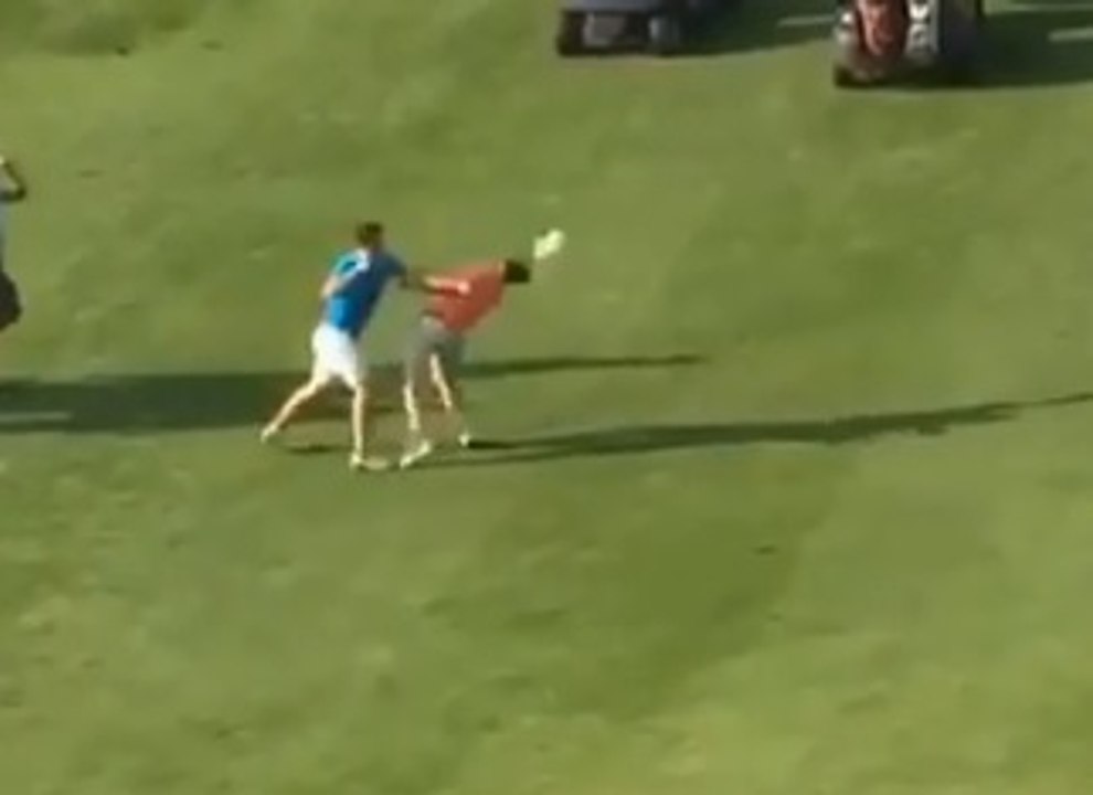 Deux hommes s'affrontent sur un terrain de golf.