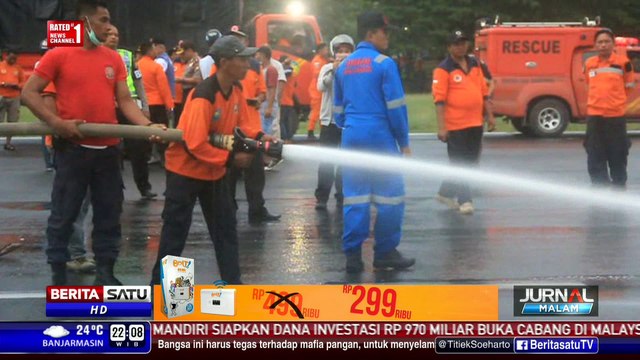 Petugas Gabungan Bersih-bersih Bandara Sultan Babullah