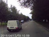 Ce motard pas prudent essaie de doubler une camionnette et c'est le crash